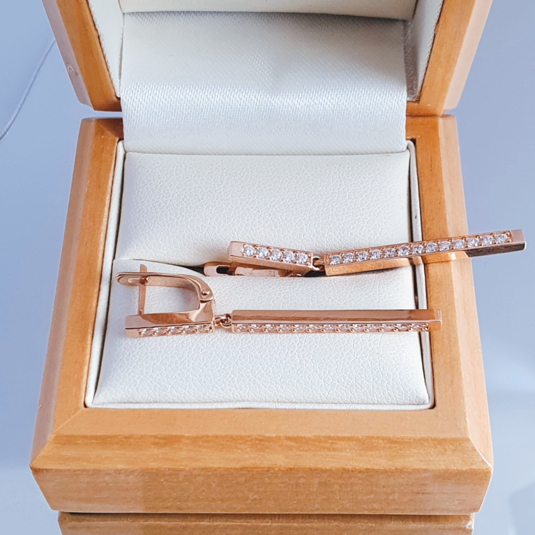 Earrings with white zirconia