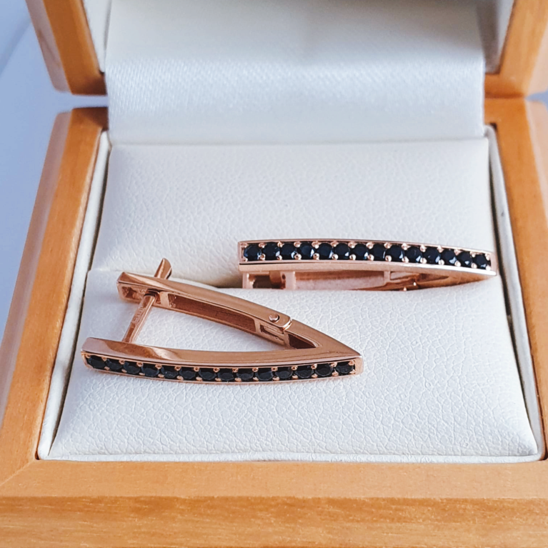 Earrings with black zirconia