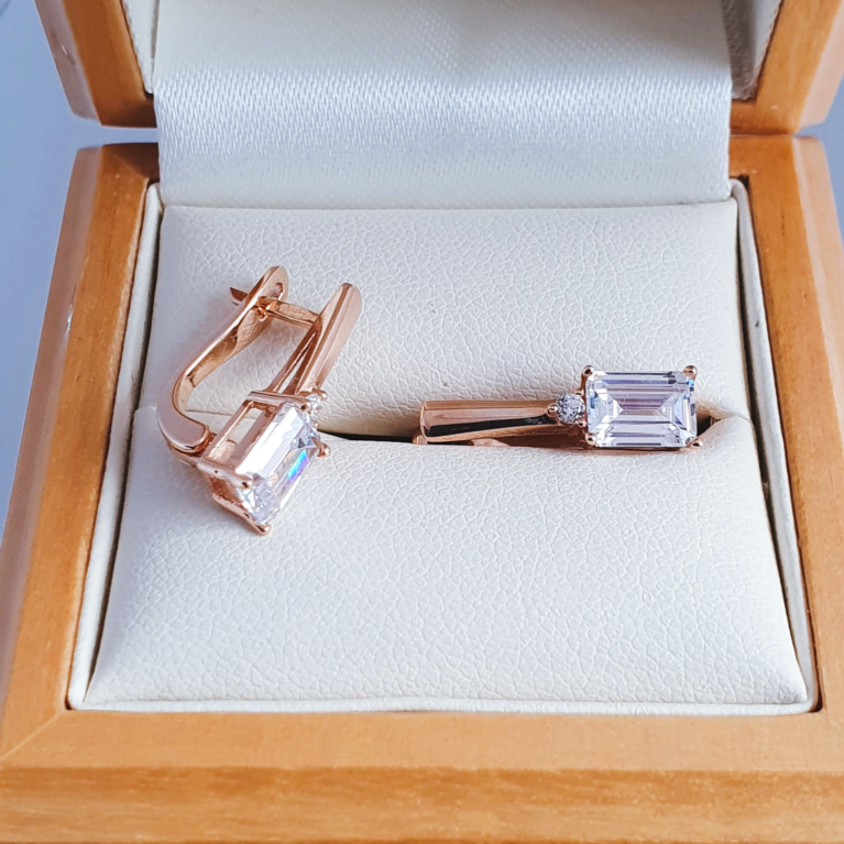 Earrings with zirconia