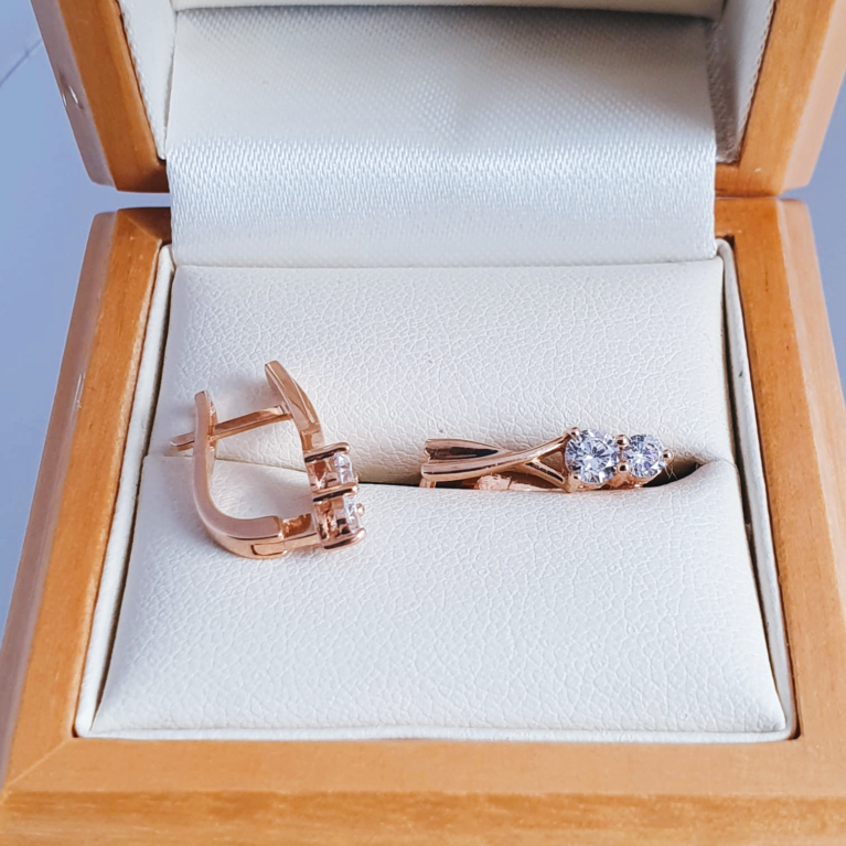 Earrings with white zirconia