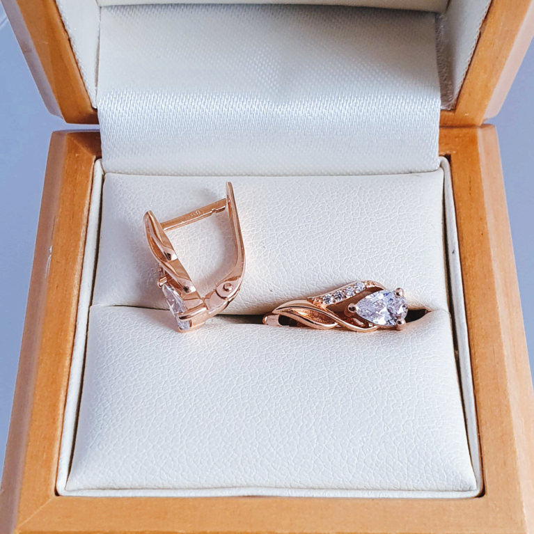 Earrings with white zirconia