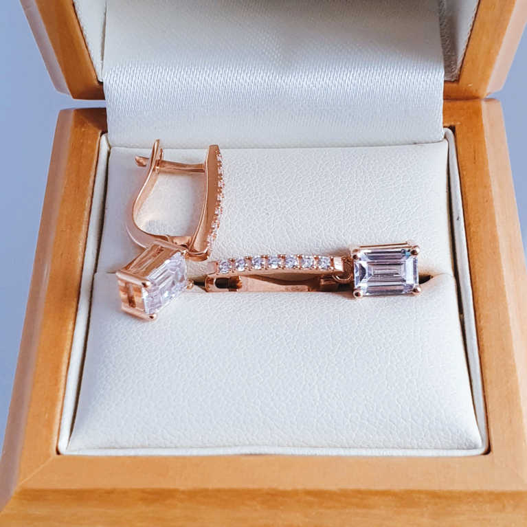 Earings with different sizes white zirconia