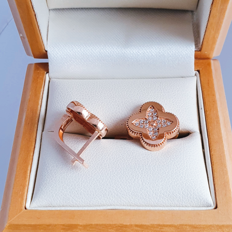 Clover leaf earrings with zirconia