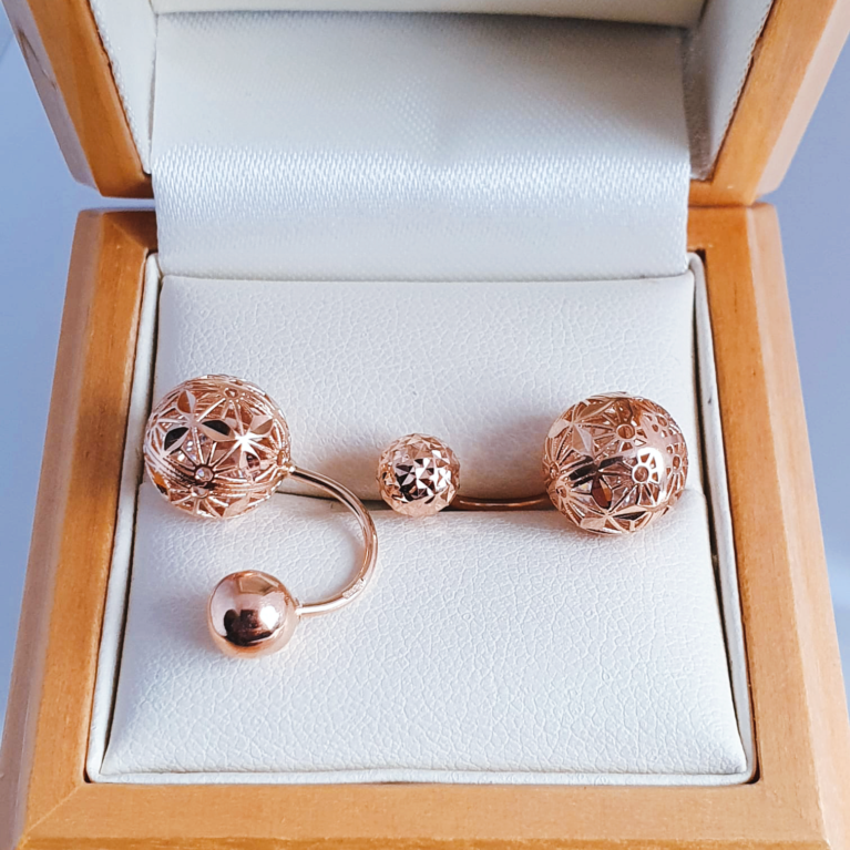 Screw on earrings with zirconia inside