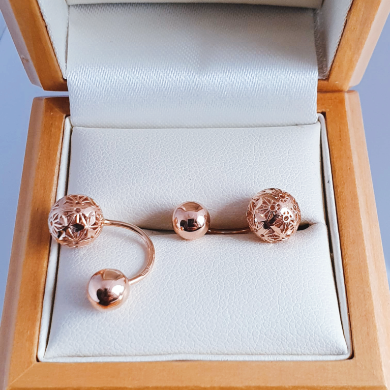 Screw on earrings with zirconia inside