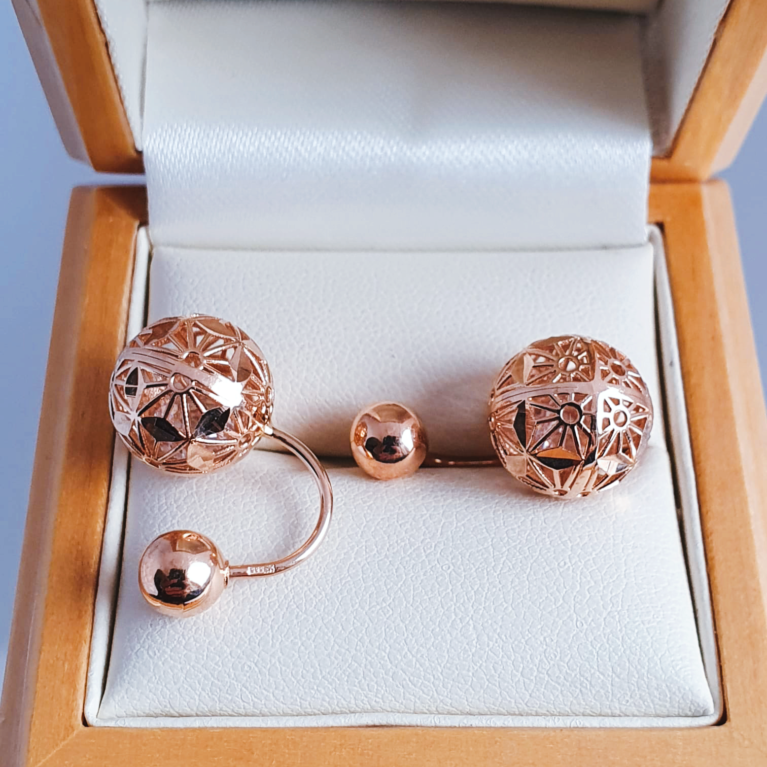 Screw on earrings with zirconia inside