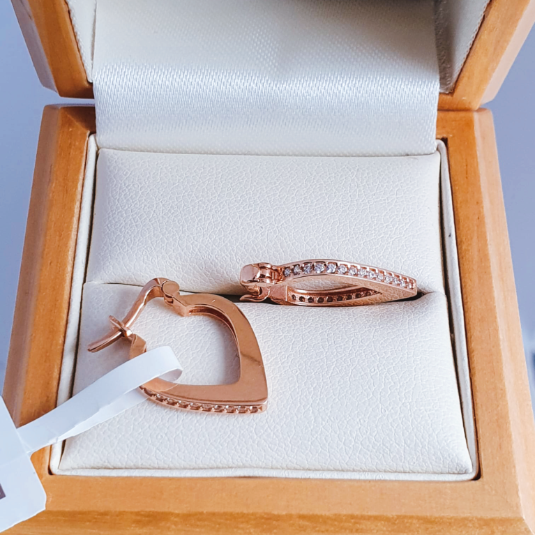 Earrings with white zirconia