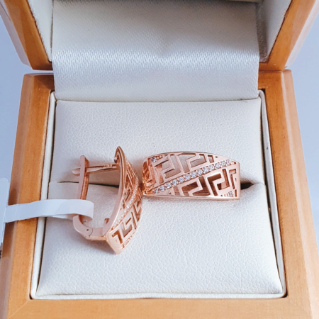 Golden earrings with white zirconia