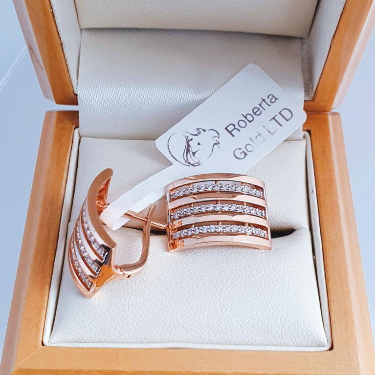 Golden earrings with zirconia