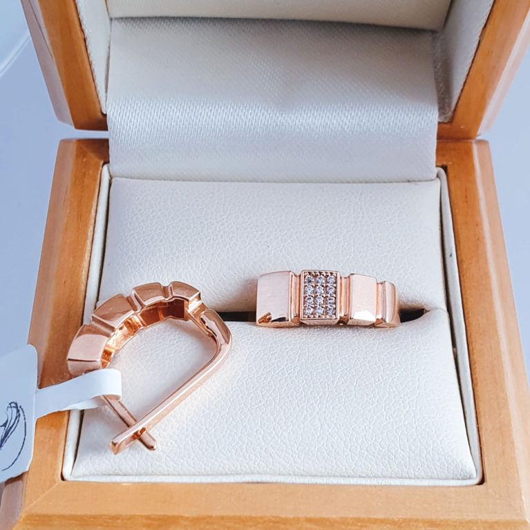 Golden earrings with zirconia