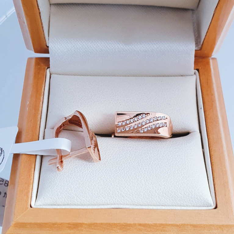 Golden earrings with zirconia