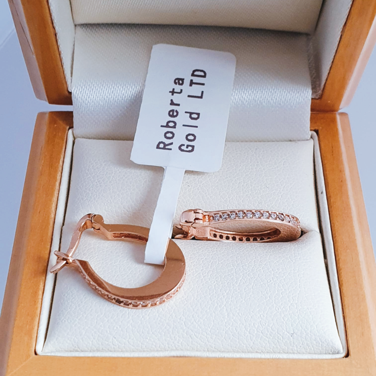 Golden earrings with zirconia