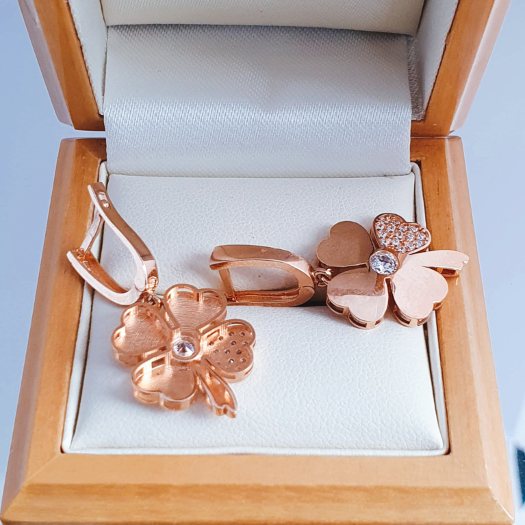 Clover leaf earrings with zirconia