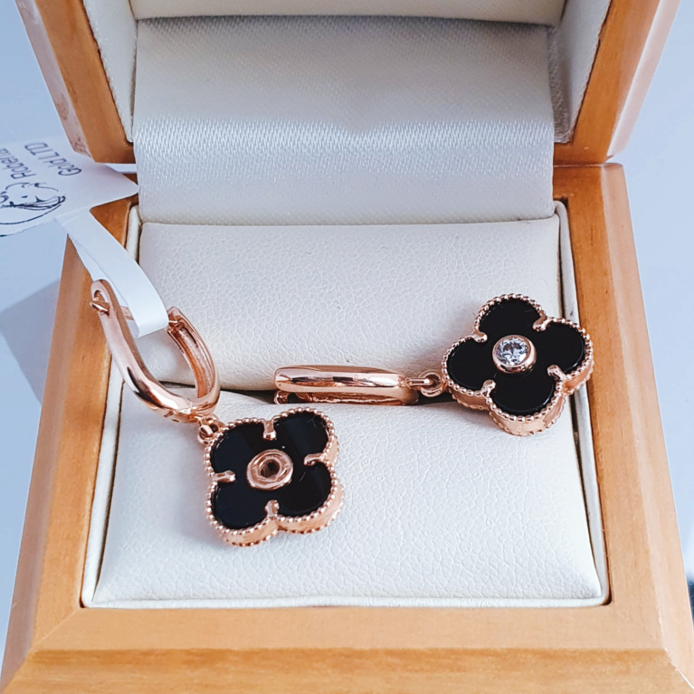 Clover leaf earrings covered black enamel and zirconia