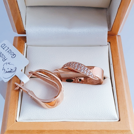 Golden earrings with zirconia