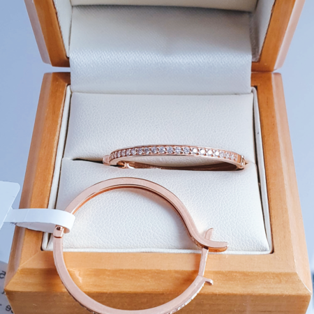 Hoop earrings with zirconia