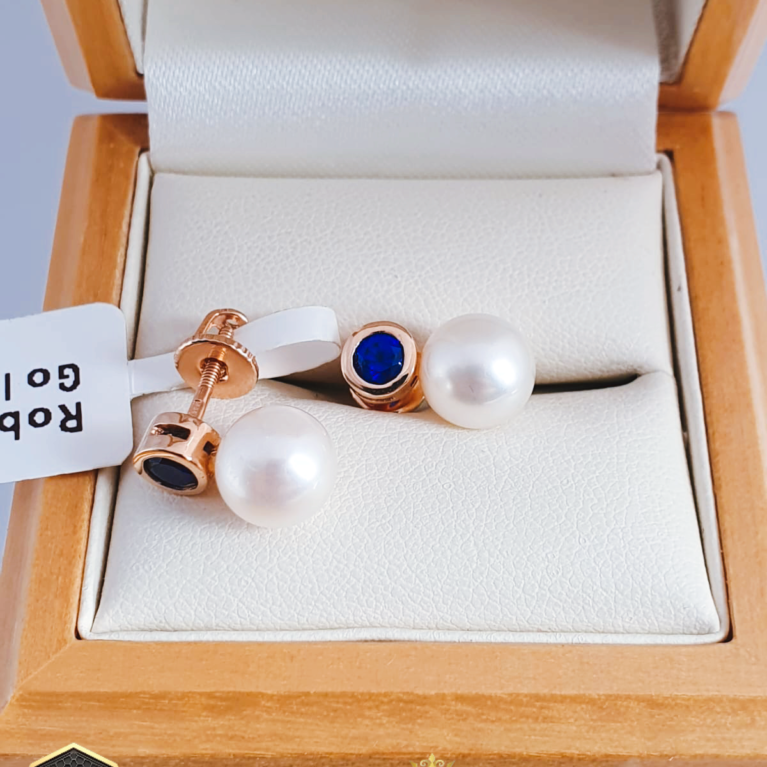 Golden Stud earrings with pearls