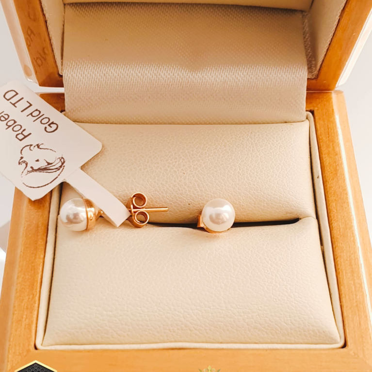 Golden Stud earrings with pearls