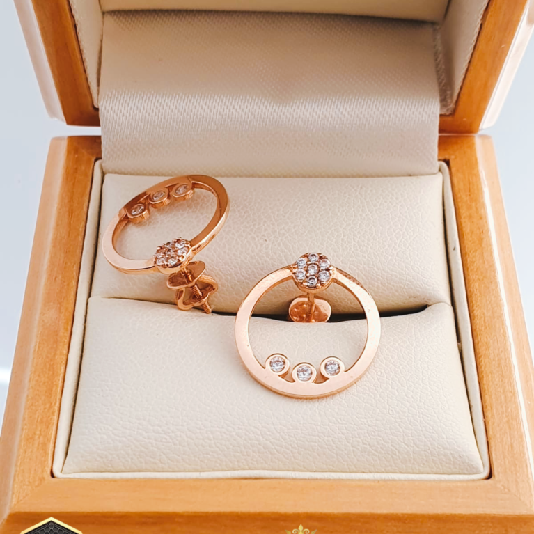 Round Golden Stud earrings with zirconia